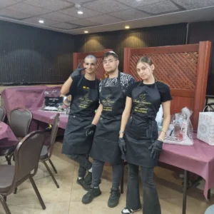 צוות מלא טבחים מנהל אירוע ומלצרים